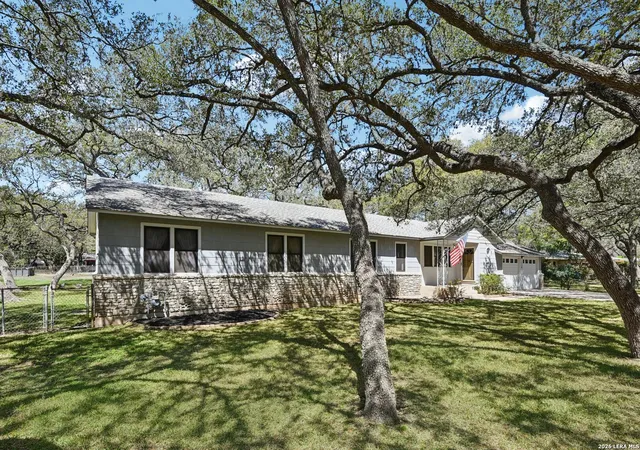 Photo 3 of Sale Pending at 115 Dogwood Ln, San Antonio, TX 78213 | MLS# 1945256 | Listing updated on 2026-04-02