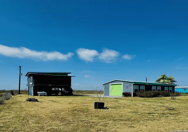 3rd image of 126 Washington Ave, Port Lavaca, TX 77979 | MLS# 1945361