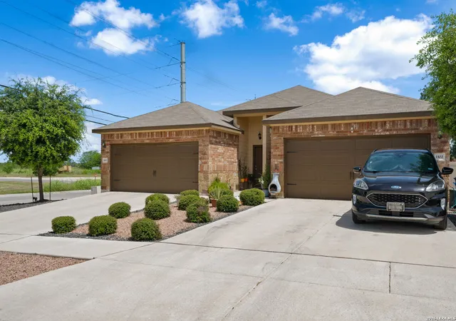 3rd image of 1100/1102 Stanley, Seguin, TX 78155 | MLS# 1945640