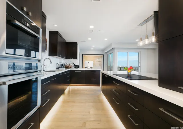 Listing Photo 3 - Condo for sale in building located at 700 E Hildebrand, San Antonio, TX 78212 - Unit #APT 1301