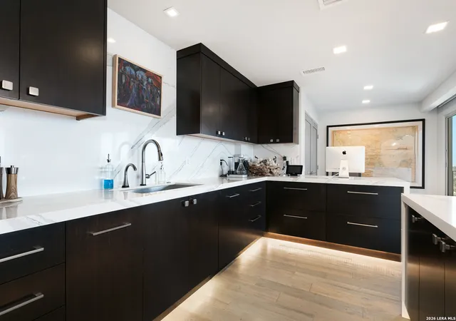 Listing Photo 4 - Condo for sale in building located at 700 E Hildebrand, San Antonio, TX 78212 - Unit #APT 1301