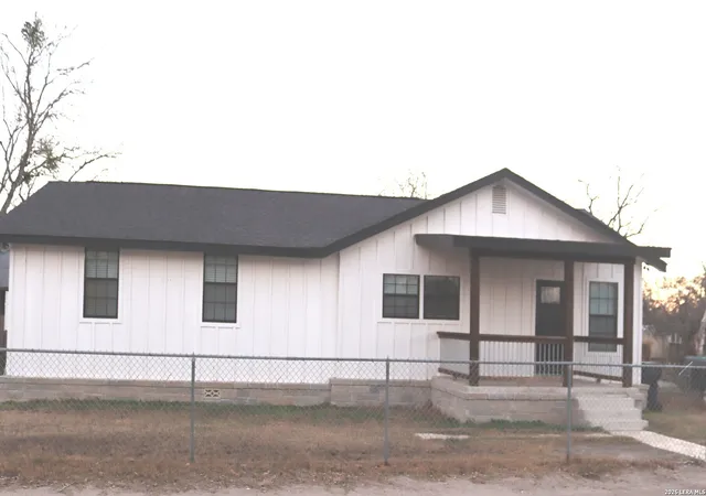 2nd image of 105 Galbreath, Devine, TX 78016 | MLS# 1945721