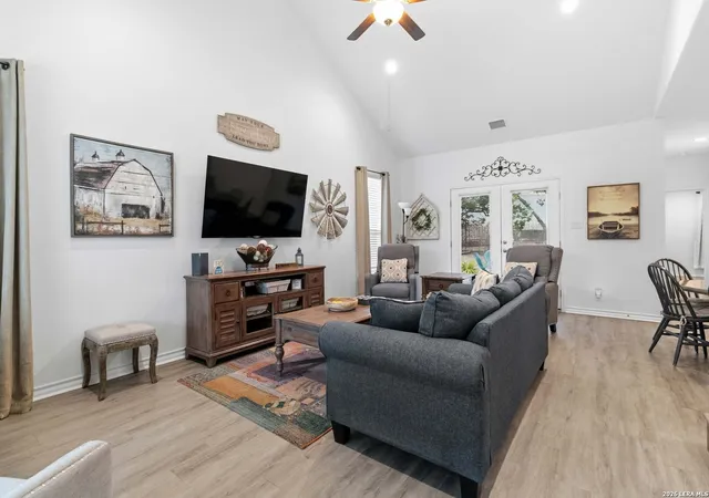 Photo 4 of Single family home for sale at 2061 Robin Hood, Canyon Lake, TX 78133 | MLS# 1945750 | Listing updated on 2026-05-06