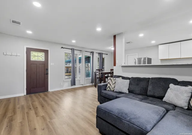 Photo 3 of Sale Pending at 119 Savannah, San Antonio, TX 78213 | MLS# 1945849 | Listing updated on 2026-03-18