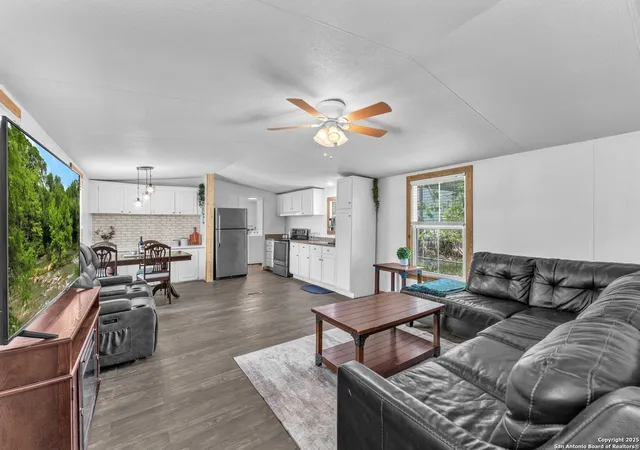 3rd image of 337 Buckhorn Dr, Canyon Lake, TX 78133 | MLS# 1945949