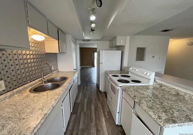 3rd image of 1001 Avenue B, Beeville, TX 78102 | MLS# 1945973