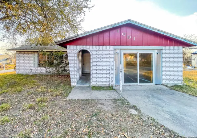 1st image of 1001 Avenue B, Beeville, TX 78102 | MLS# 1945973