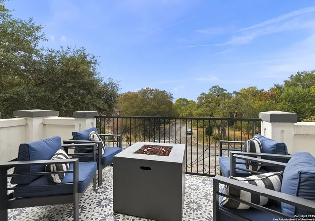 Photo 3 of Sale Pending at 12 Inwood Blf, San Antonio, TX 78248 | MLS# 1946174 | Listing updated on 2026-03-31
