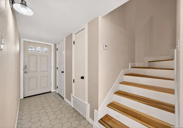 Listing Photo 4 - Condo for sale in building located at 1045 Shook Ave 145 H, Olmos Park, TX 78212 - Unit #145H