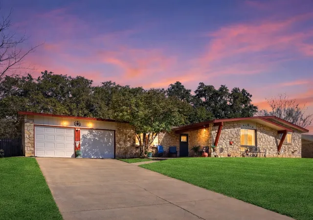 Photo 1 of Sale Pending at 113 Meadow Way, Universal City, TX 78148 | MLS# 1946334 | Listing updated on 2026-04-25