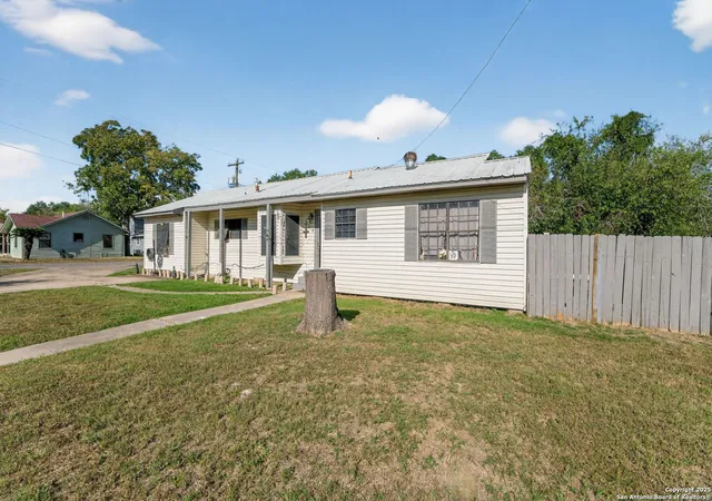 Photo 2 of Single family home for sale at 808 N Adams, Beeville, TX 78102 | MLS# 1946430 | Listing updated on 2026-03-18