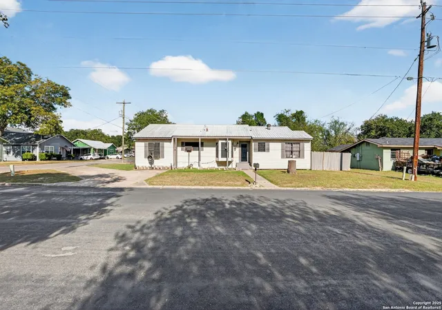 Photo 1 of Single family home for sale at 808 N Adams, Beeville, TX 78102 | MLS# 1946430 | Listing updated on 2026-03-18