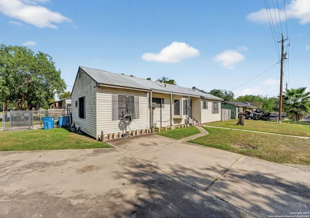 Photo 3 of Single family home for sale at 808 N Adams, Beeville, TX 78102 | MLS# 1946430 | Listing updated on 2026-03-18