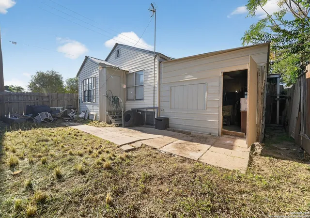 Photo 3 of Single family home for sale at 808 N Adams, Beeville, TX 78102 | MLS# 1946430 | Listing updated on 2026-03-18