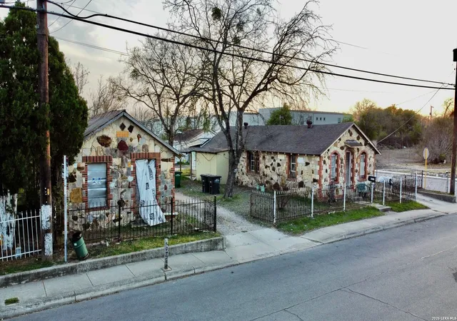 Photo 2 of Sale Pending at 1000 Porter St, San Antonio, TX 78210 | MLS# 1946434 | Listing updated on 2026-05-07