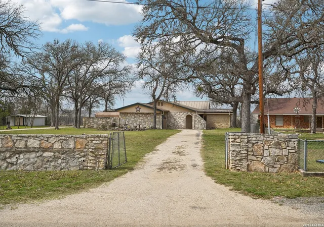 Photo 2 of Sale Pending at 153 Hilltop, Kerrville, TX 78028 | MLS# 1946762 | Listing updated on 2026-03-18