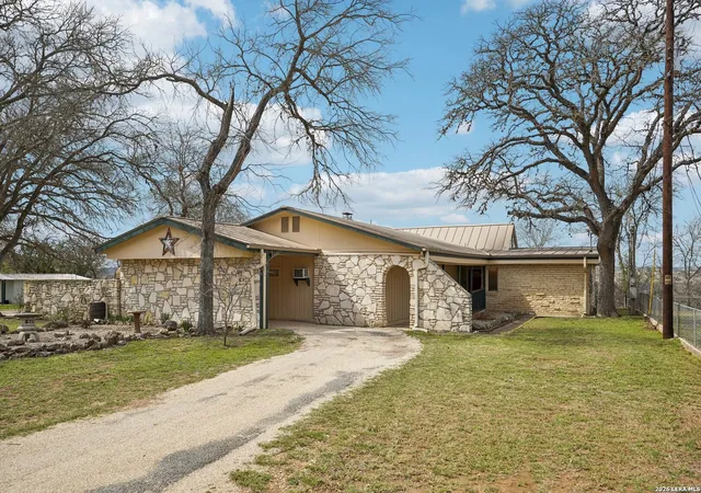Photo 1 of Sale Pending at 153 Hilltop, Kerrville, TX 78028 | MLS# 1946762 | Listing updated on 2026-03-18