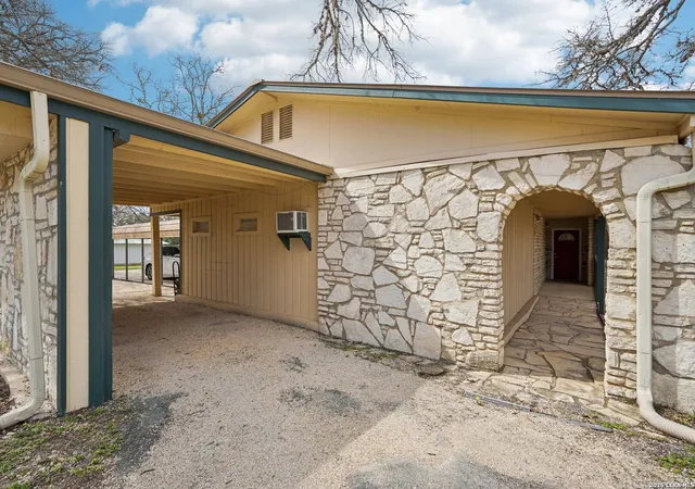 Photo 4 of Sale Pending at 153 Hilltop, Kerrville, TX 78028 | MLS# 1946762 | Listing updated on 2026-03-18