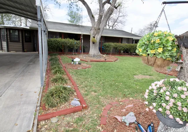 4th image of 1013 E Hutchinson, Beeville, TX 78102 | MLS# 1946795