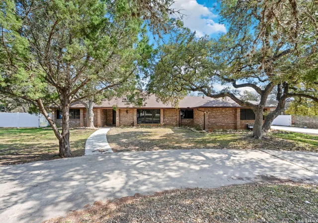 Photo 4 of Sale Pending at 9616 Azalea Cir, San Antonio, TX 78266 | MLS# 1946803 | Listing updated on 2026-04-21