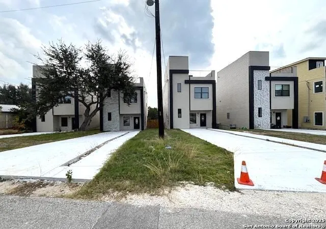 Photo 2 of Single family home for sale at 644 Canyon Circle, Canyon Lake, TX 78133 | MLS# 1946977 | Listing updated on 2026-03-17