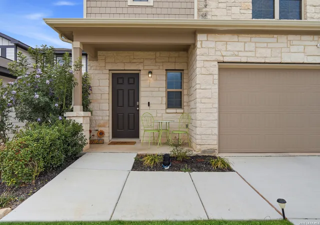 Photo 3 of Single family home for sale at 827 Laurel, San Antonio, TX 78219 | MLS# 1947039 | Listing updated on 2026-06-04