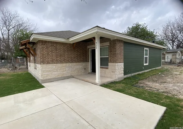 Photo 3 of Single family home for sale at 723 S San Bernardo Ave, San Antonio, TX 78237 | MLS# 1947059 | Listing updated on 2026-05-07