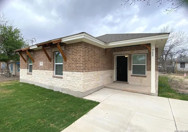 Photo 3 of Single family home for sale at 723 S San Bernardo Ave, San Antonio, TX 78237 | MLS# 1947059 | Listing updated on 2026-05-07
