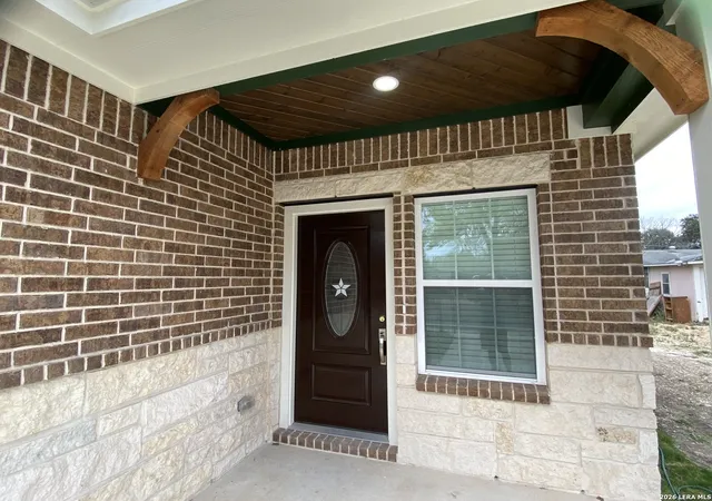 Photo 4 of Single family home for sale at 723 S San Bernardo Ave, San Antonio, TX 78237 | MLS# 1947059 | Listing updated on 2026-05-07