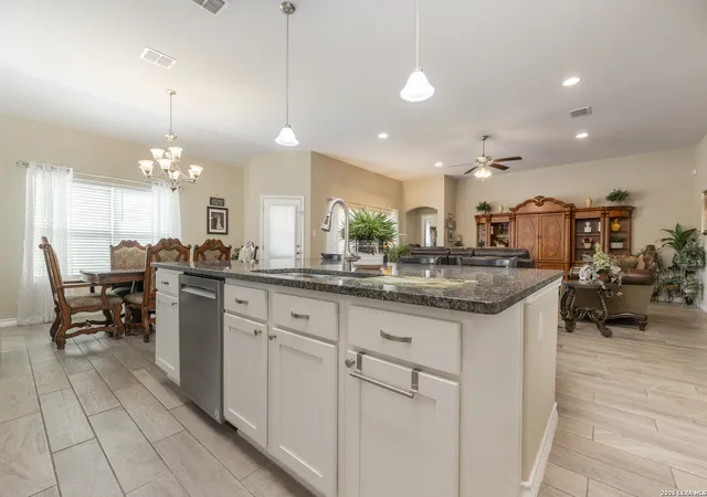 5th image of 133 Grand View, Floresville, TX 78114 | MLS# 1947180