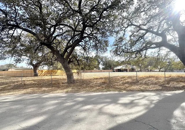2nd image of 402 W Dilley, Devine, TX 78016 | MLS# 1947200