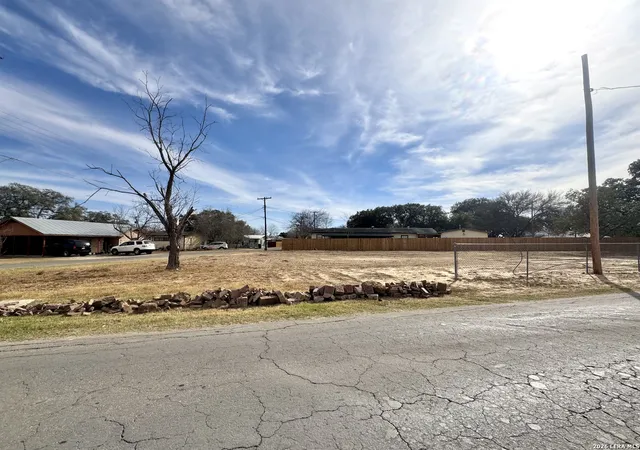 4th image of 402 W Dilley, Devine, TX 78016 | MLS# 1947200