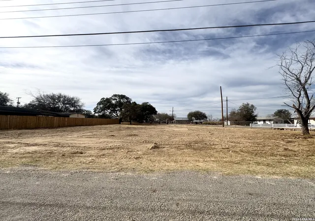 5th image of 402 W Dilley, Devine, TX 78016 | MLS# 1947200