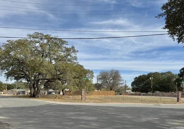 7th image of 402 W Dilley, Devine, TX 78016 | MLS# 1947200