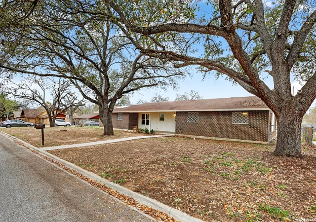 Photo 2 of Single family home for sale at 330 Chaparral, Pleasanton, TX 78064 | MLS# 1947320 | Listing updated on 2026-06-04