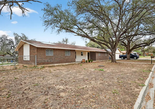 Photo 3 of Single family home for sale at 330 Chaparral, Pleasanton, TX 78064 | MLS# 1947320 | Listing updated on 2026-06-04