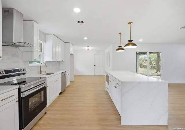 Photo 2 of Single family home for sale at 101 Twinleaf, Castle Hills, TX 78213 | MLS# 1947460 | Listing updated on 2026-04-24