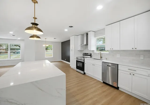 Photo 3 of Single family home for sale at 101 Twinleaf, Castle Hills, TX 78213 | MLS# 1947460 | Listing updated on 2026-04-24