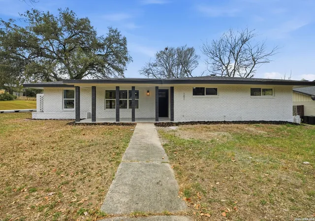 Photo 4 of Single family home for sale at 101 Twinleaf, Castle Hills, TX 78213 | MLS# 1947460 | Listing updated on 2026-04-24