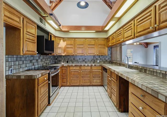 Photo 2 of Single family home for sale at 570 Rimrock Pass, Canyon Lake, TX 78133 | MLS# 1947552 | Listing updated on 2026-05-01