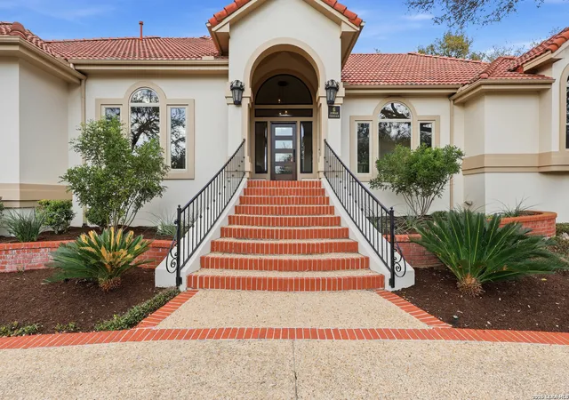 Photo 4 of Sale Pending at 6 Inwood Ter, San Antonio, TX 78248 | MLS# 1947592 | Listing updated on 2026-03-24