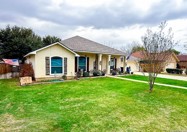 Photo 2 of Single family home for sale at 305 Yortown, Pleasanton, TX 78064 | MLS# 1947997 | Listing updated on 2026-09-09