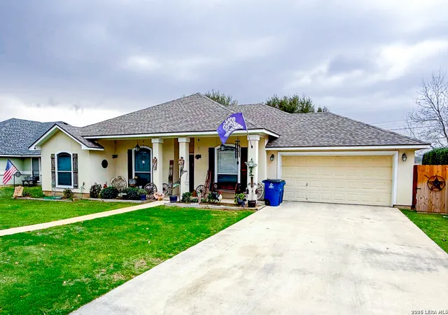 Photo 3 of Single family home for sale at 305 Yortown, Pleasanton, TX 78064 | MLS# 1947997 | Listing updated on 2026-09-09