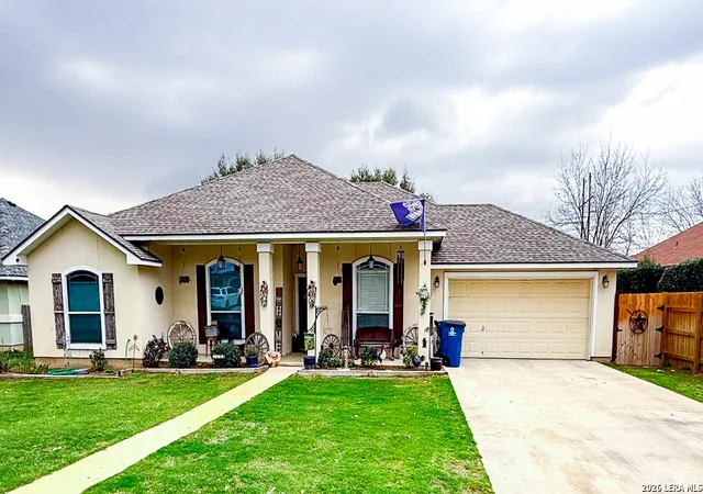 Photo 1 of Single family home for sale at 305 Yortown, Pleasanton, TX 78064 | MLS# 1947997 | Listing updated on 2026-09-09