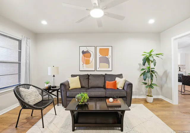 Photo 3 of Single family home for sale at 425 E Wright, Universal City, TX 78148 | MLS# 1948334 | Listing updated on 2026-04-29