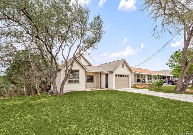 Photo 3 of Single family home for sale at 1454 Laurie Dr, Canyon Lake, TX 78133 | MLS# 1948560 | Listing updated on 2026-10-06
