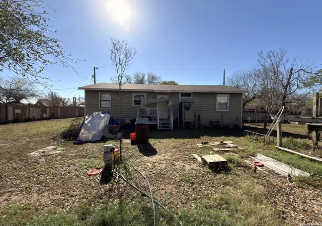 35th image of 213 E 4th, Elmendorf, TX 78112 | MLS# 1948680
