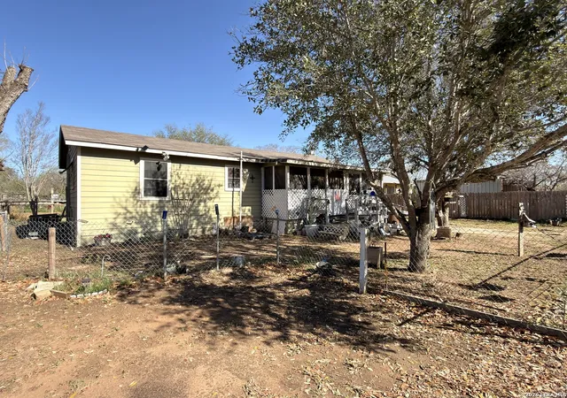 4th image of 213 E 4Th, Elmendorf, TX 78112 | MLS# 1948680