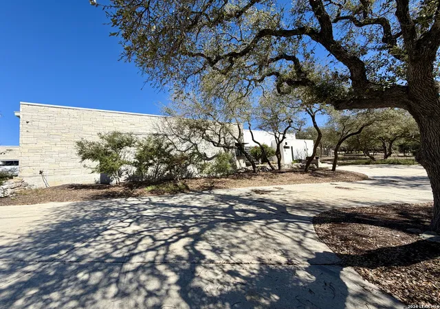 Photo 3 of Sale Pending at 9 Park Mtn, San Antonio, TX 78255 | MLS# 1948804 | Listing updated on 2026-04-14