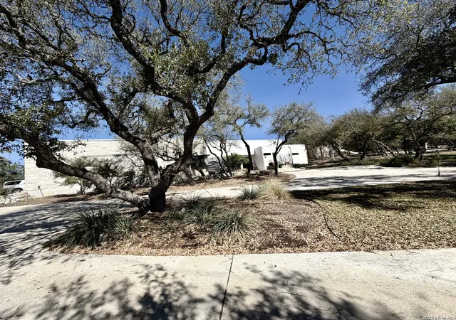 Photo 3 of Sale Pending at 9 Park Mtn, San Antonio, TX 78255 | MLS# 1948804 | Listing updated on 2026-04-14